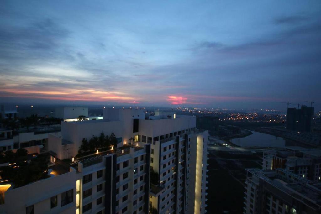 Lovely 3-Bedroom Serviced Apartment @ Cyberjaya Ngoại thất bức ảnh