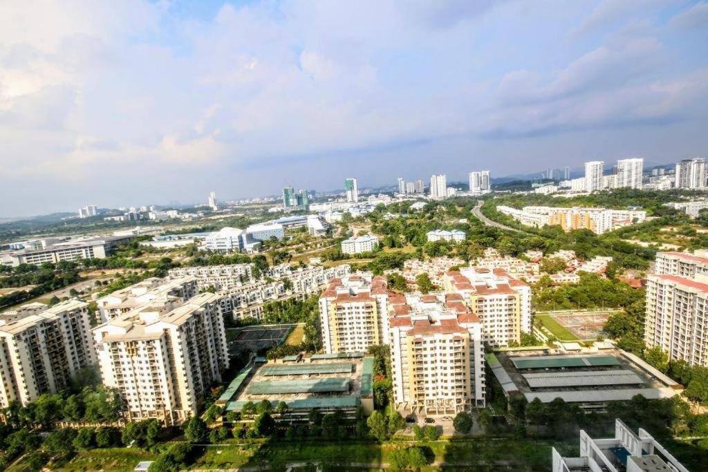 Lovely 3-Bedroom Serviced Apartment @ Cyberjaya Ngoại thất bức ảnh