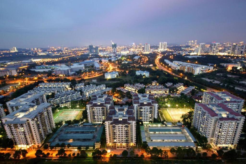 Lovely 3-Bedroom Serviced Apartment @ Cyberjaya Ngoại thất bức ảnh